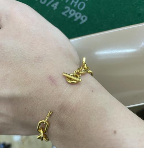 市民在宁波万达潮宏基购买黄金手链，戴了一周竟断了