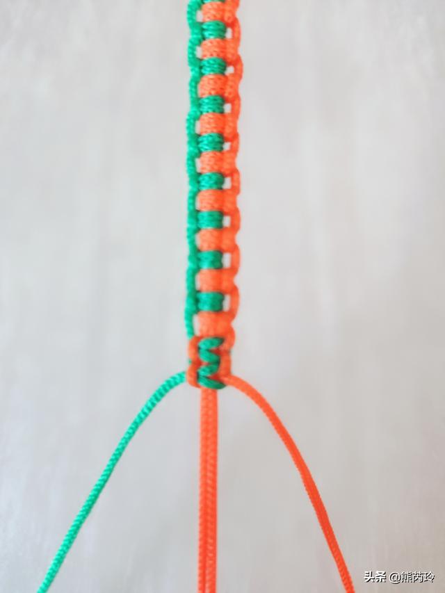 橙色和绿色搭配，感觉非常的清新好看，雀头结手链编织过程