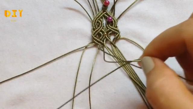 创意手工编织教学，教你如何编织好看的孔雀石手链（图解1）