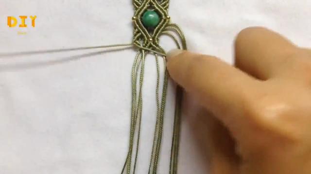 创意手工编织教学，教你如何编织好看的孔雀石手链（图解3）