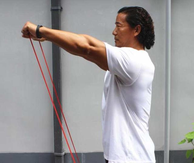 杭城资深教练教你一根弹力带，在家练遍全身肌肉