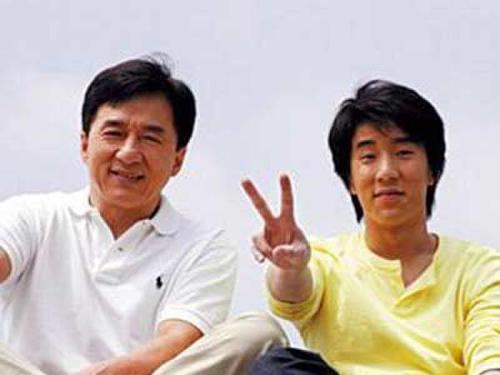 成龙的儿子为什么姓房，洪金宝说香港除了周星驰,本文共（3962字）