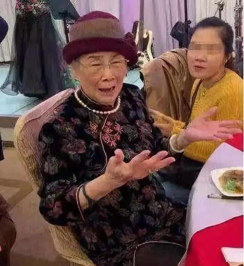 梅艳芳母亲，梅艳芳为什么没结婚会得宫颈,本文共（6373字）