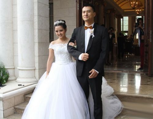 何洁结婚照，何洁三任老公,本文共（3144字）