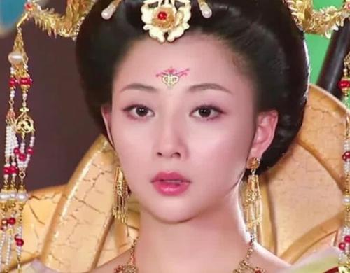 殷桃的嘴怎么了，为什么殷桃的嘴总是破的?,本文共（2288字）