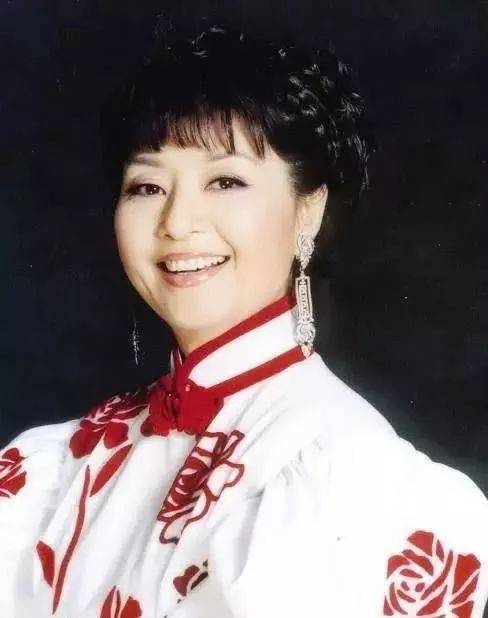 歌唱演员王静，演员王静个人资料图片,本文共（2820字）