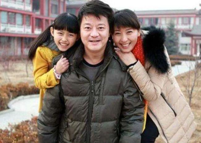 闫学晶现任老公照片，马明东(闫学晶的老公马明东照片)