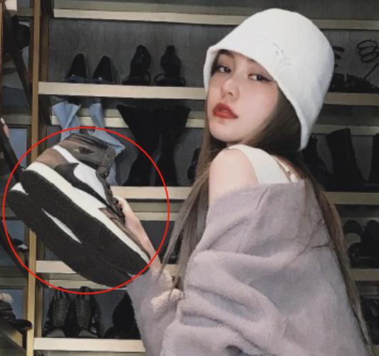 周扬青家里很有钱吗，王丽坤满族姓(周扬青家里很有钱吗?)
