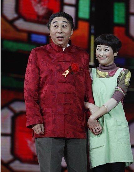 冯巩老婆艾慧逝世，冯巩已故是真的(冯巩妻子艾慧简历多大)