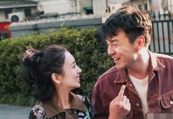 翟煦飞雷佳音结婚照，雷佳音身价多(雷佳音的老婆翟照飞的照片)