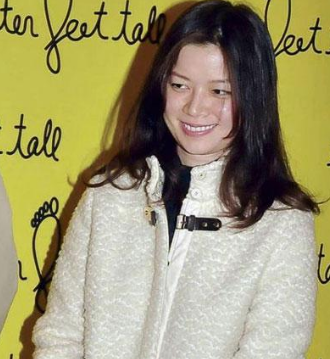 谭咏麟老婆照片，谭咏麟现任老婆照(谭咏麟的老婆)