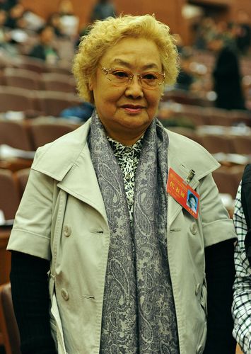 郭兰英年龄，胡松华近况如何(郭兰英照片年轻)