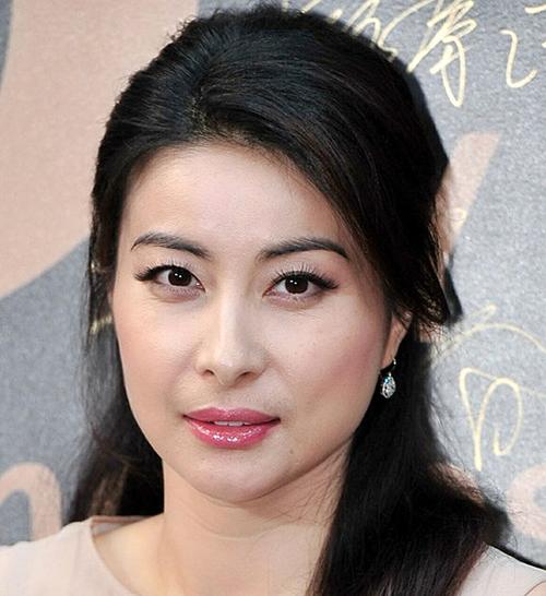 郭晶晶面相惊人，郭晶晶鸡嘴耳旺夫(郭晶晶的嘴面相)