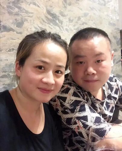 岳云鹏携妻现身，岳云鹏结婚了吗(岳云鹏的妻子照片)