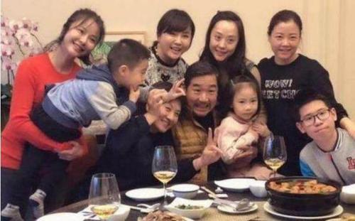 张国立婚姻，张国立娶了几个老婆呀(张国立几个老婆)