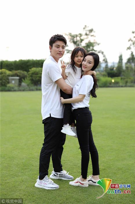 贾乃亮李小璐陪甜馨玩耍，李小璐贾(贾乃亮李小璐互动)