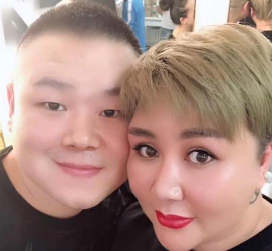 郭德纲妻子胡中惠照片，王惠资料(郭德纲老婆王惠照片)