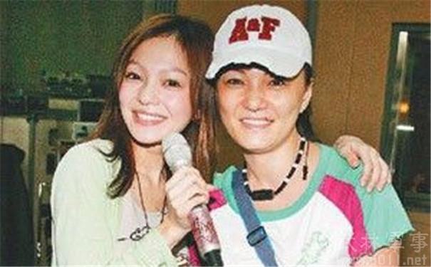 张韶涵和她妈妈，张韶涵跟母亲的故(张韶涵的母亲是亲生的吗)