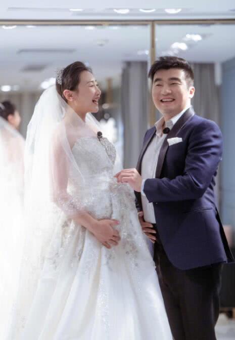 梁超何雯娜订婚 