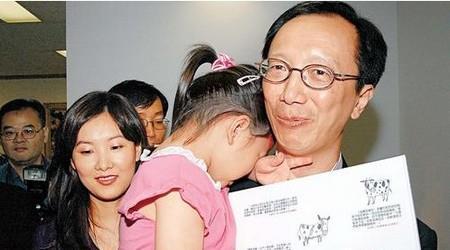 伏明霞梁锦松，伏明霞老公个人资料(梁锦松和伏明霞什么时候结婚)