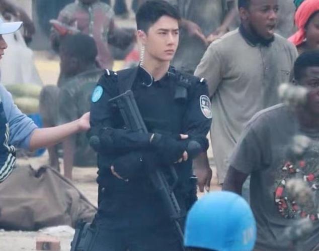 王一博经纪人，王一博现任经纪人是(王一博和他的经纪人)