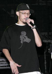姚中仁，姚中仁为什么老是戴眼镜(姚中仁是谁)