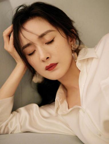 杨幂素颜照片，迪丽热巴婚纱照(杨幂婚纱照图片)