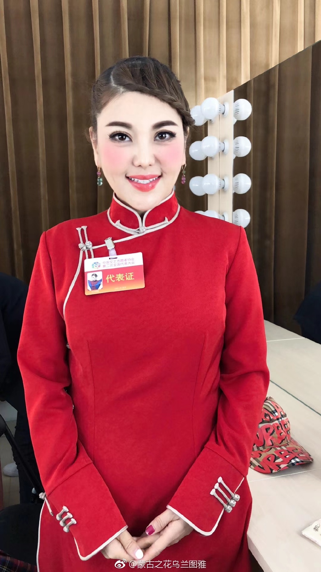 乌兰图雅的眼睛好丑怎么回事(乌兰图雅是近视眼吗?)