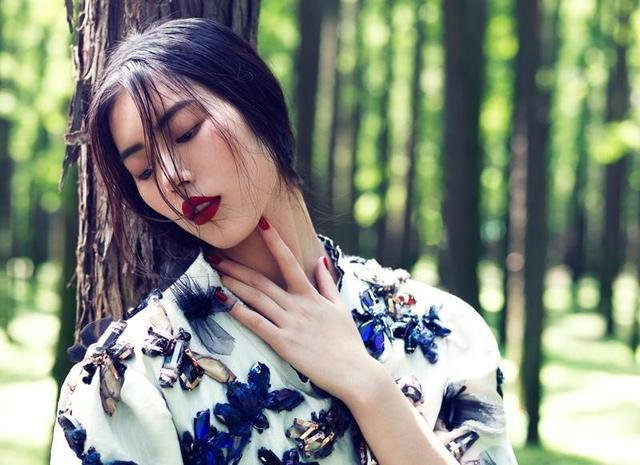 刘雯为什么不割双眼皮(刘雯单眼皮为什么好看)