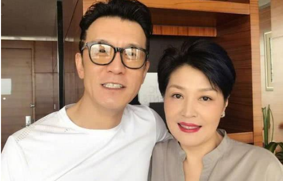 李咏老婆照片，李咏照片(李咏老婆个人资料简介)