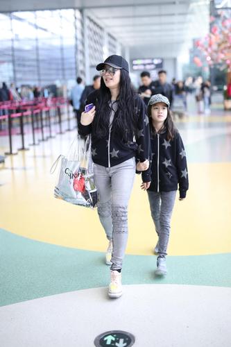钟丽缇不喜欢二女儿，钟丽缇有几个(钟丽缇二女儿近照)