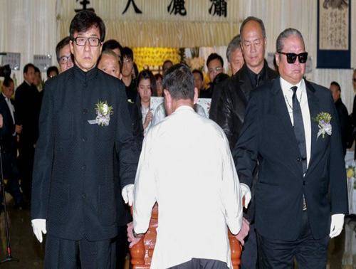 午马去世成龙抬棺，为林正英扶棺的(成龙给午马抬棺)