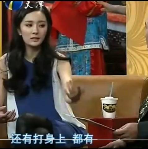 杨幂黑脸扔伞被骂垃圾，赵丽颖给杨(杨幂就是个垃圾)