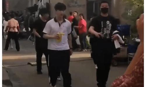 热心市民范丞丞偶遇街边路人吵架，高声劝架