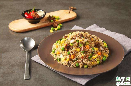 炒饭里面放哪几种蔬菜(炒饭放什么蔬菜)