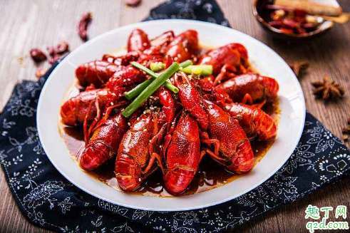 为什么饭店做的小龙虾壳是软的(小龙虾壳子有的软有的硬为什么)