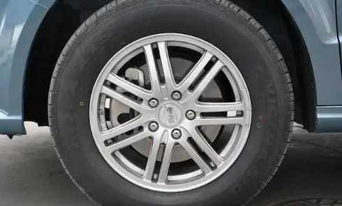 车轮胎扎了个钉子补一下大概多少钱-车轮胎扎了个钉子需要换轮胎吗-,</,>
<,