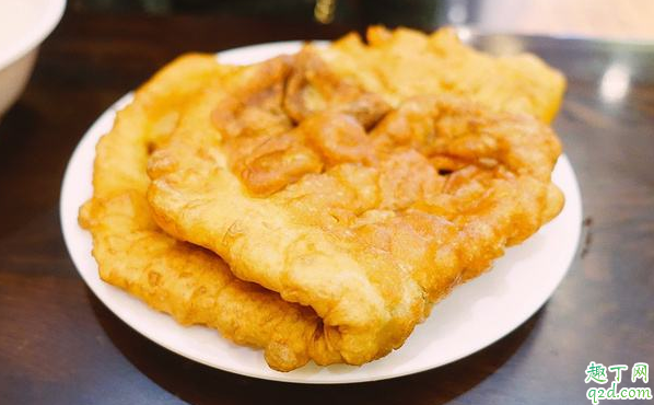 炸油饼用高筋面粉好还是低筋面粉好(油炸是低筋面粉好还是高筋面粉)