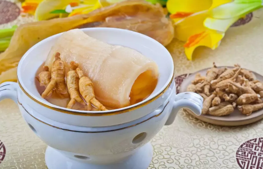 炖鱼胶要放什么材料比较好(用什么炖鱼胶)