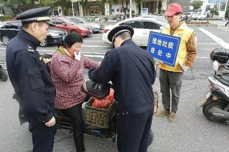 老是随地吐痰的人性挌是怎样的(经常随地吐痰的人)