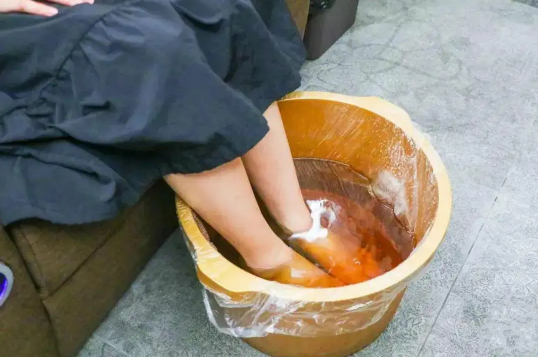 白矾泡脚的功效与作用及禁忌(用矾泡脚的作用与功效)