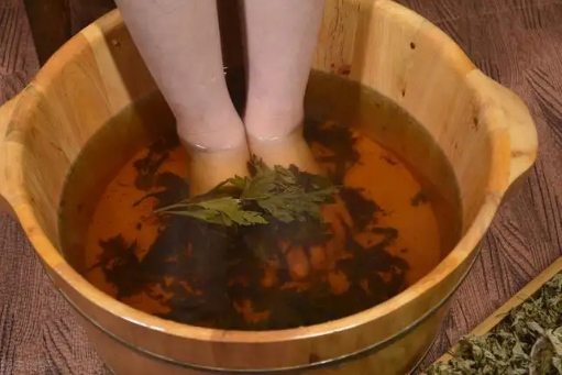 艾草泡脚后还要清水洗吗(泡完艾草后脚要用清水洗吗)