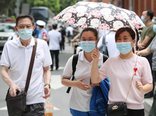 除了耐克还有哪些衣服适合在高考的时候穿(高考考生能穿耐克T恤吗)