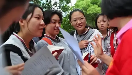 高考社会考生和普通考生在不在一个考场(社会考生跟应届生在一个考场吗)