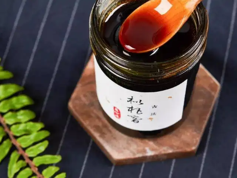 熬枇杷膏一斤枇杷放多少冰糖(熬枇杷膏什么时候放冰糖)