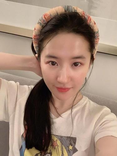 刘亦菲图片，赵丽颖的微博(刘亦菲微博自拍)