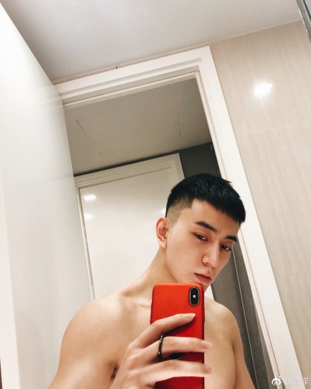 师洋为什么这么有钱？师洋真的是同性恋吗站(师洋怎么了)