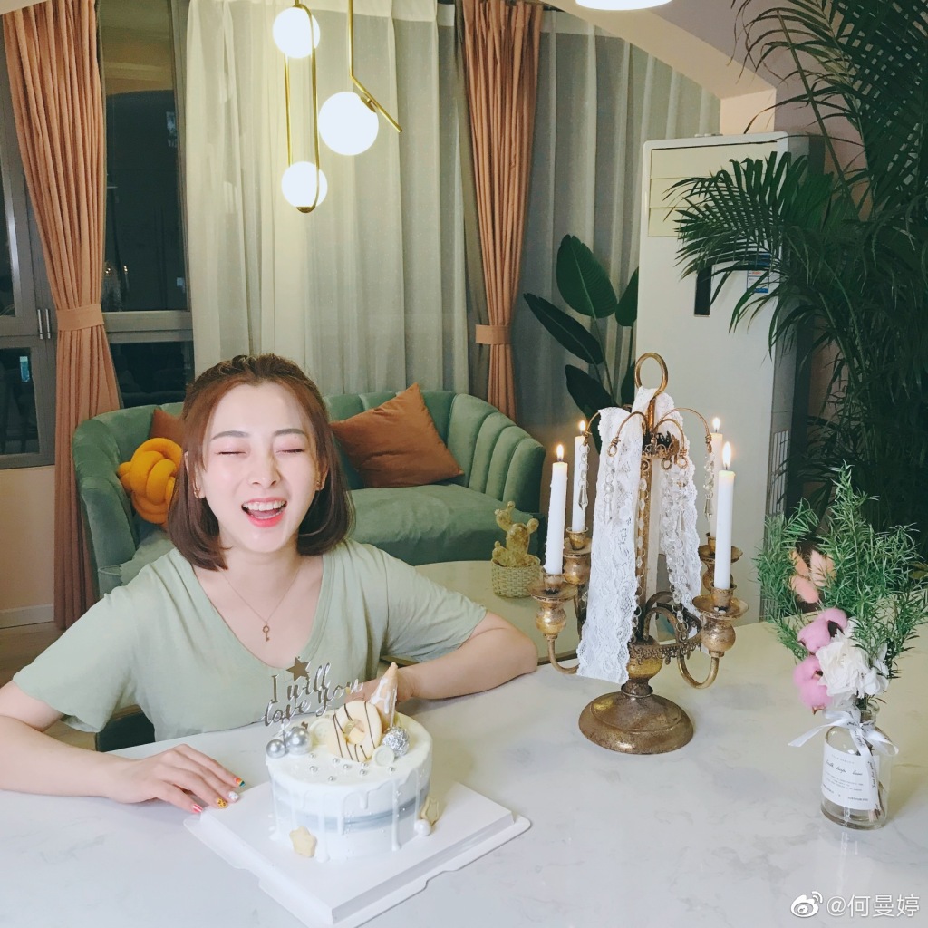 何曼婷怎么成主播了？何曼婷讽刺说许嵩又穷