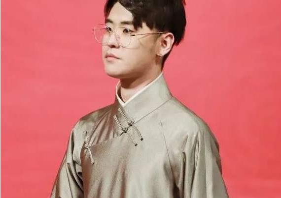 曹鹤阳大褂事件是怎么回事(曹鹤阳扒马褂)
