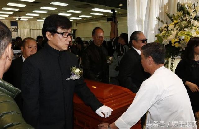 成龙大哥帮张国荣抬棺图(张国荣抬棺人都是谁)